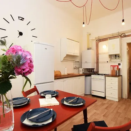 아파트 New Central Apt With Great City Vibes!